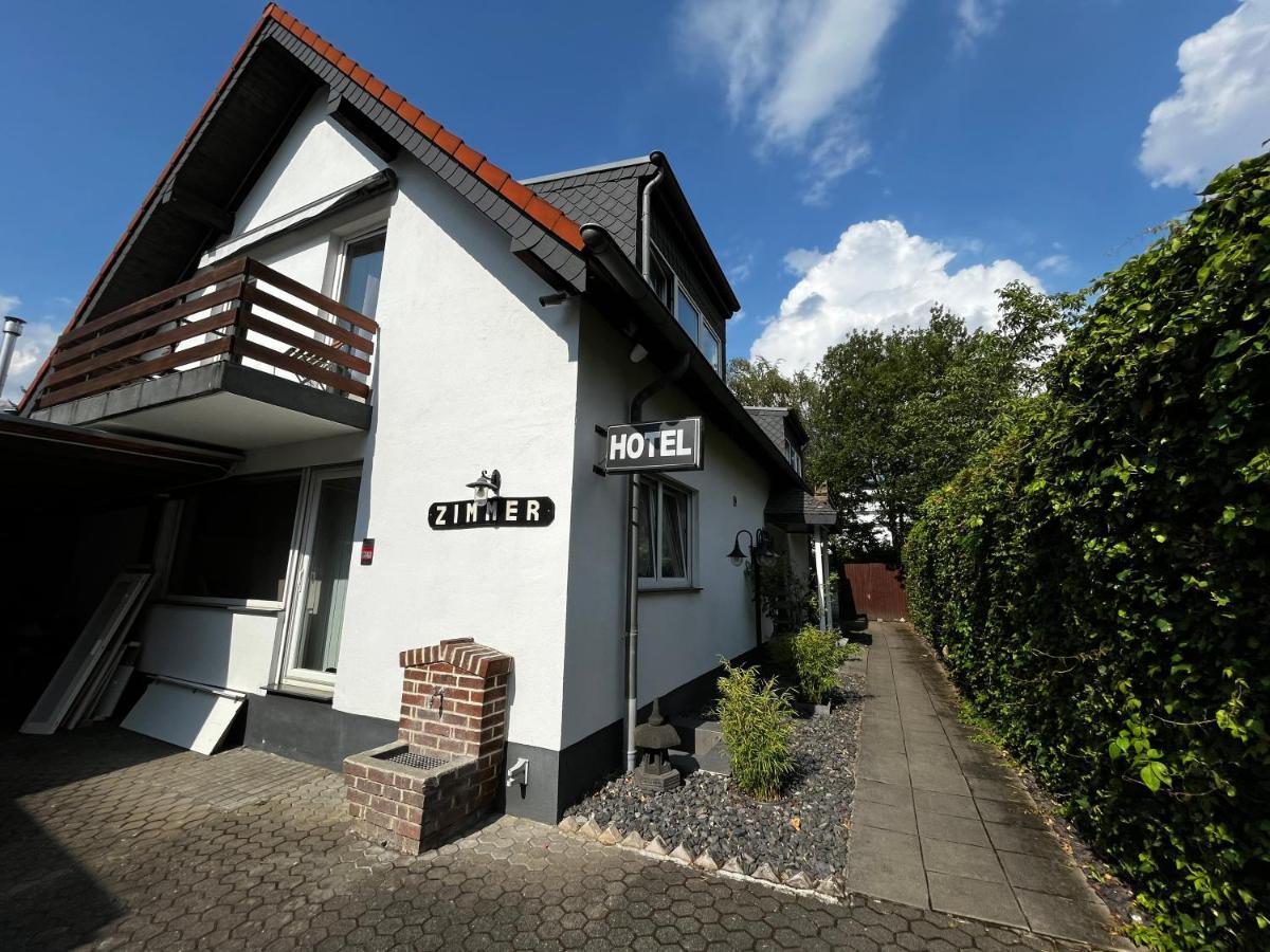 Hotelzimmer In Neusserstrasse Кьолн Екстериор снимка