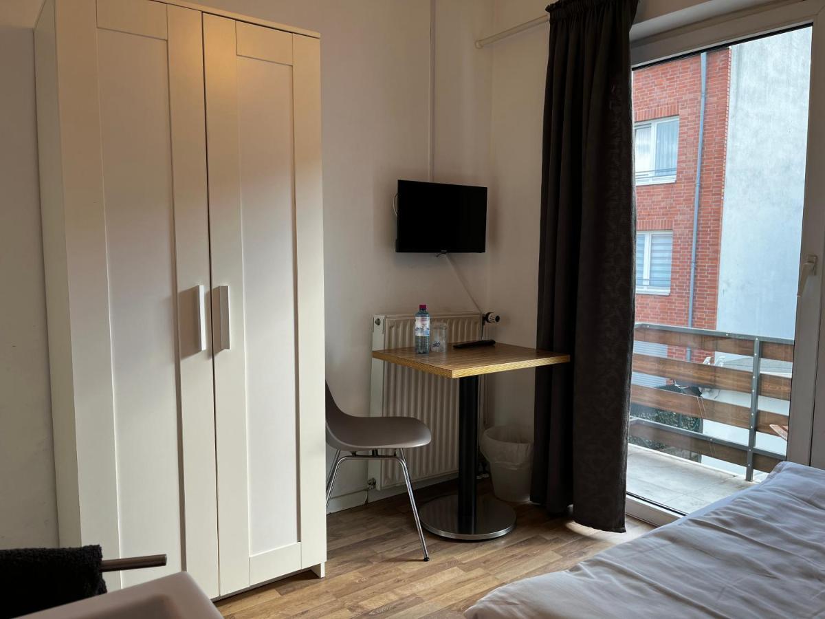Hotelzimmer In Neusserstrasse Кьолн Екстериор снимка